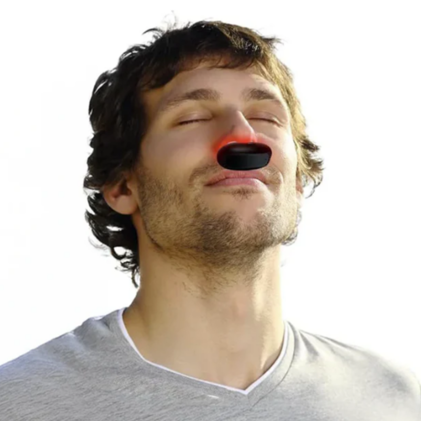 Mann mit NasalPro in der Nase hat die Augen geschlossen, den Kopf im Nacken und sieht sehr entspannt aus.